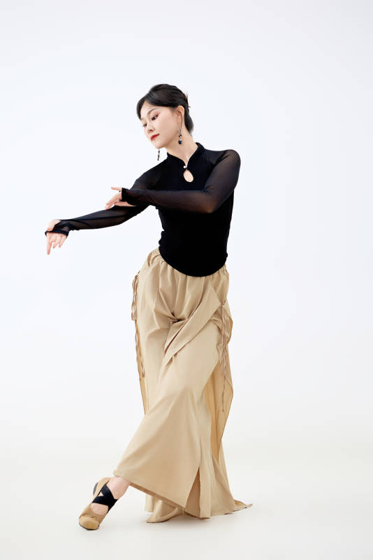 白色背景下表演中国古典舞的魅力舞者