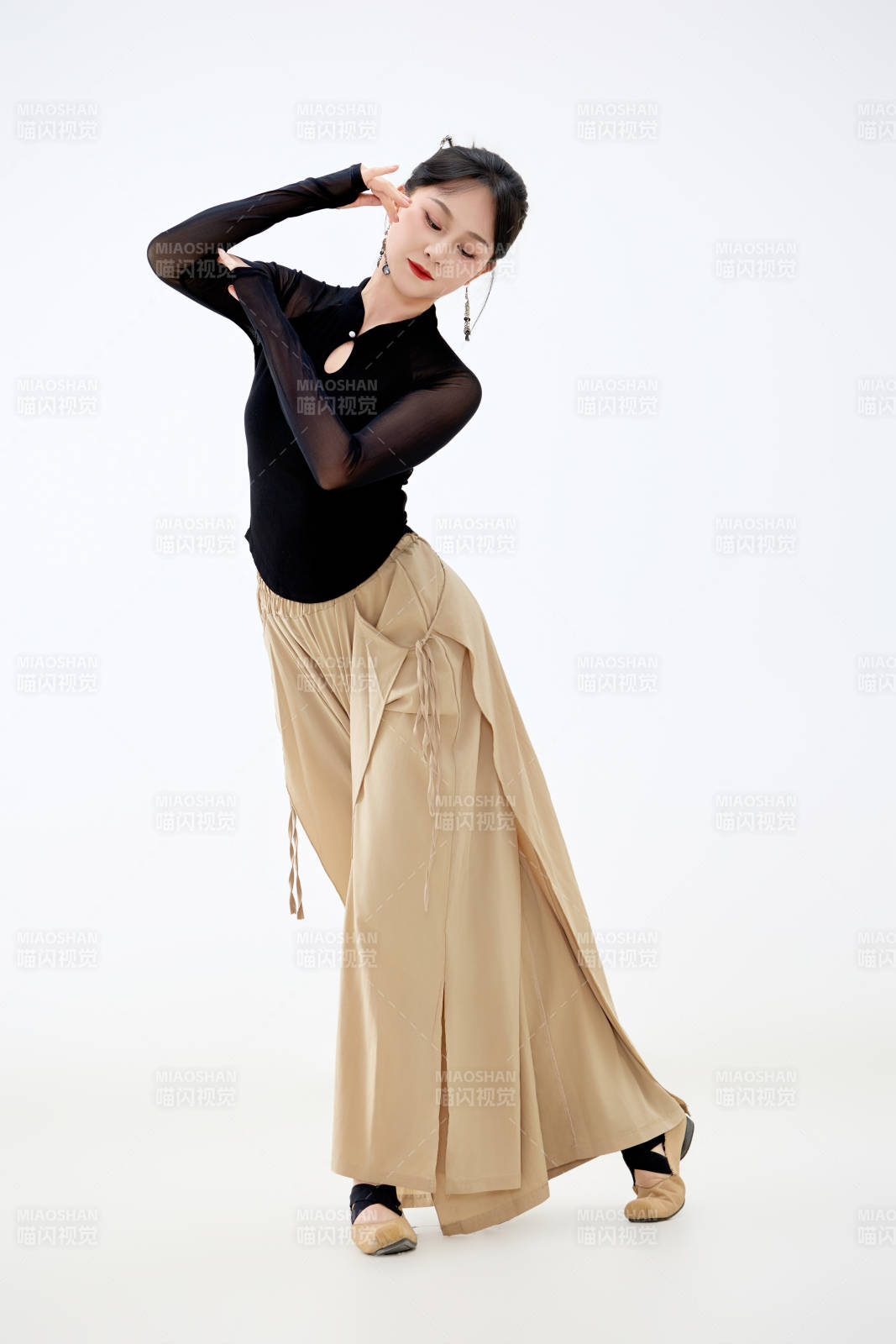 白色背景下表演中国古典舞的魅力舞者