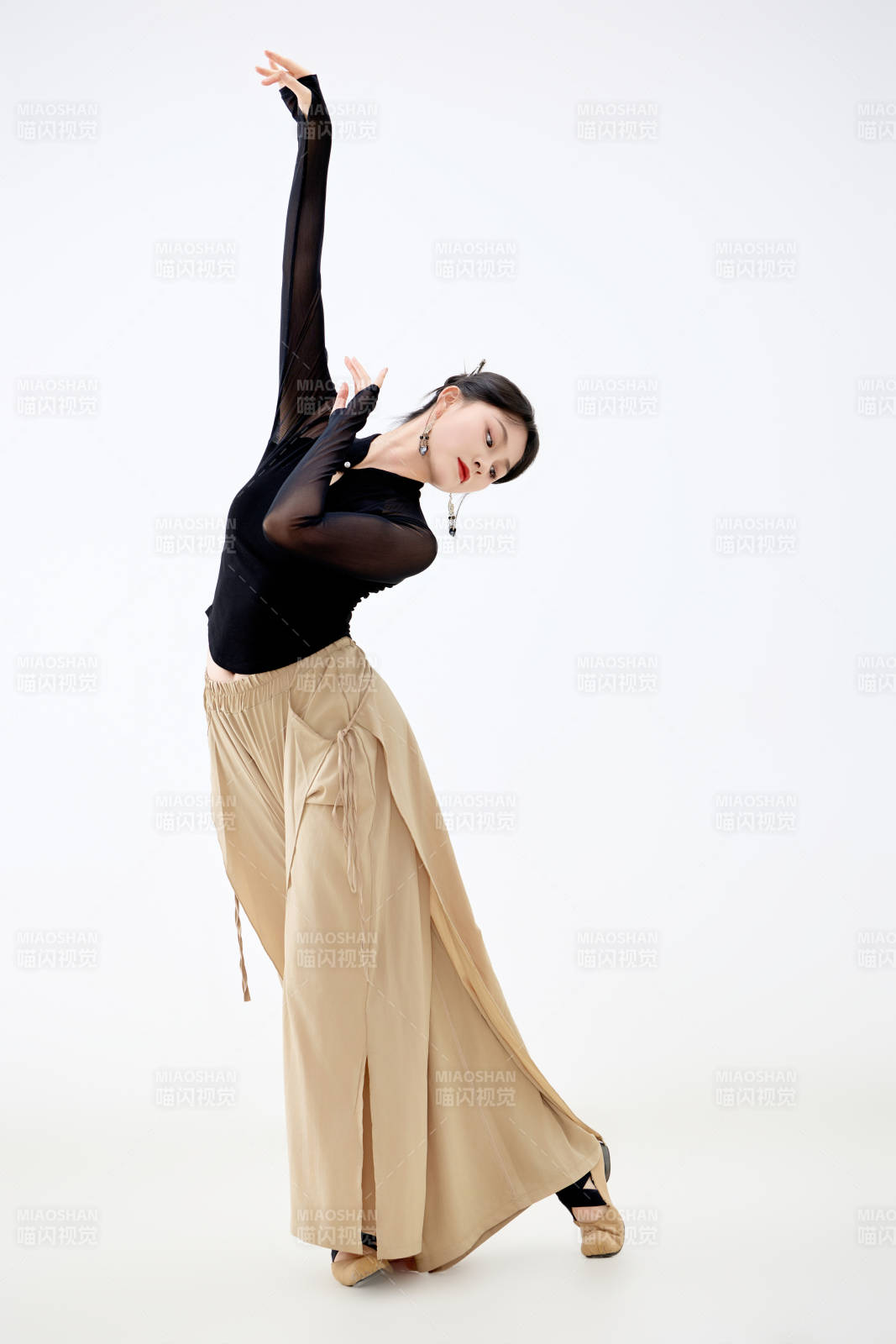 白色背景下表演中国古典舞的魅力舞者图片