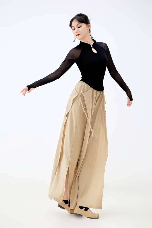 白色背景下表演中国古典舞的魅力舞者