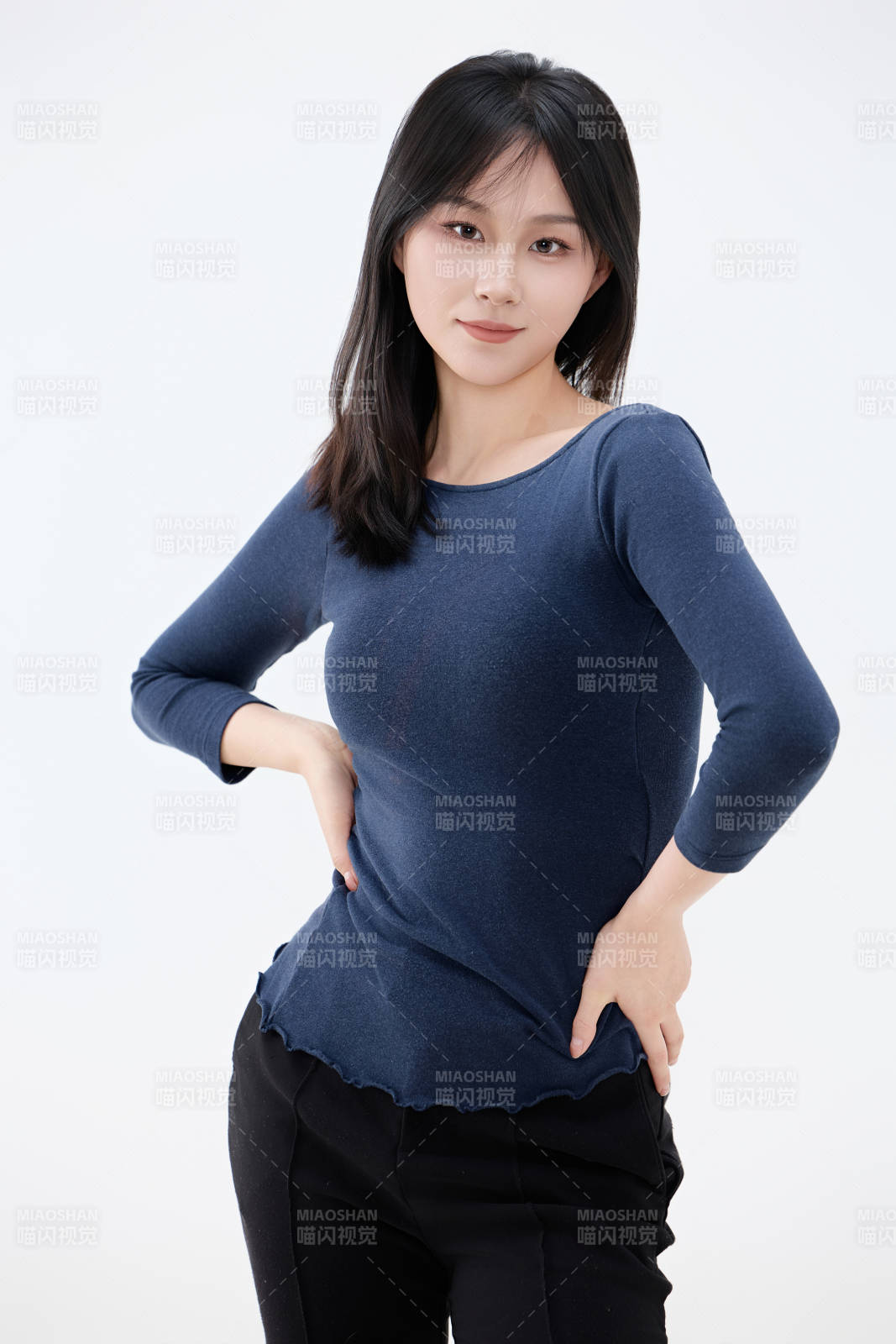 白背景穿着休闲服装的亚洲健康年轻女性形象