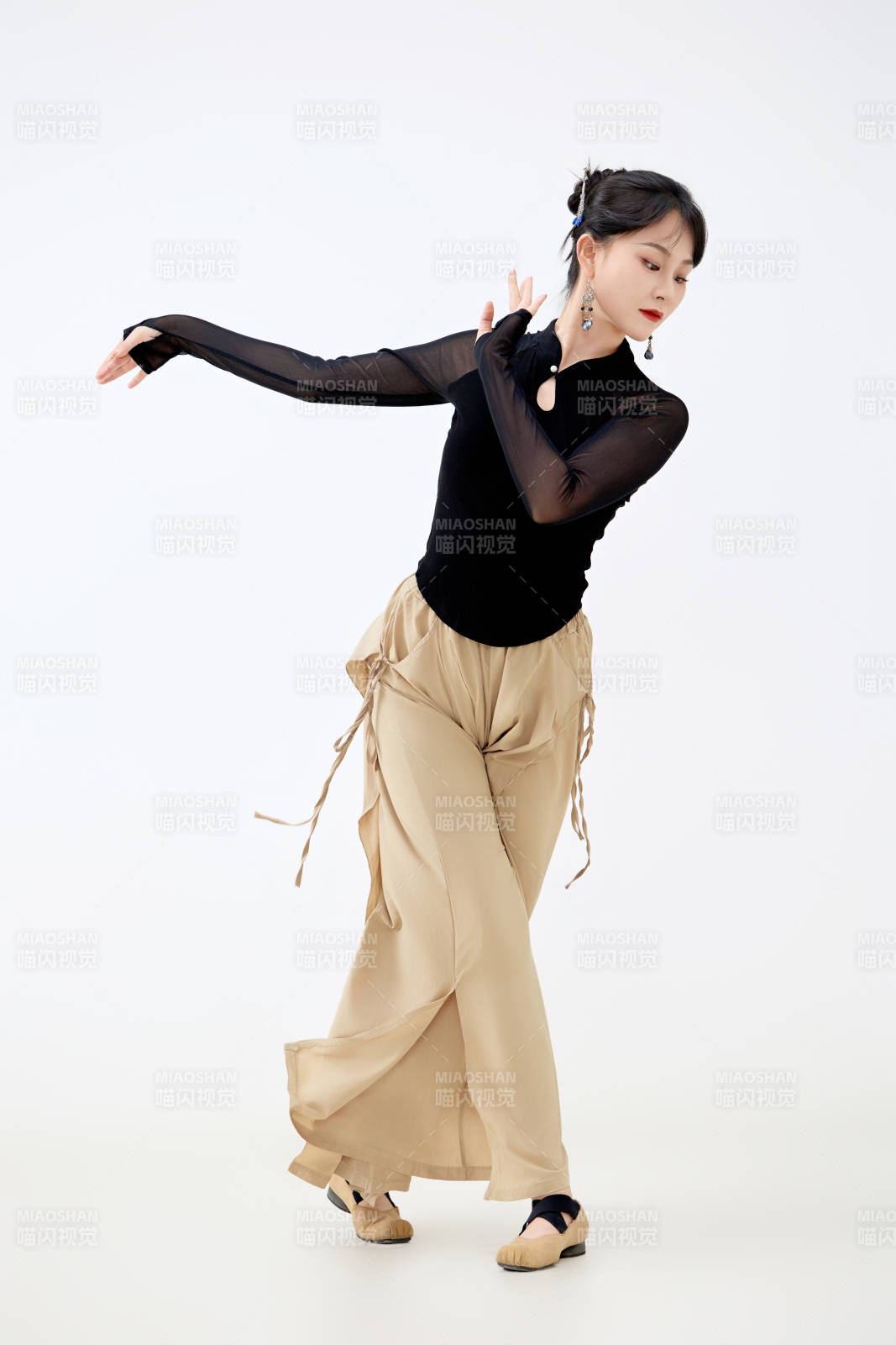 白色背景下表演中国古典舞的魅力舞者图片