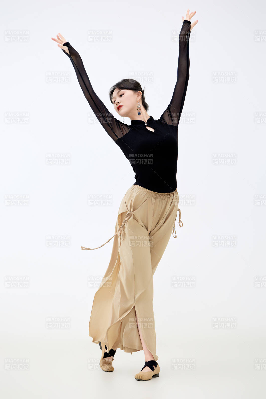 白色背景下表演中国古典舞的魅力舞者