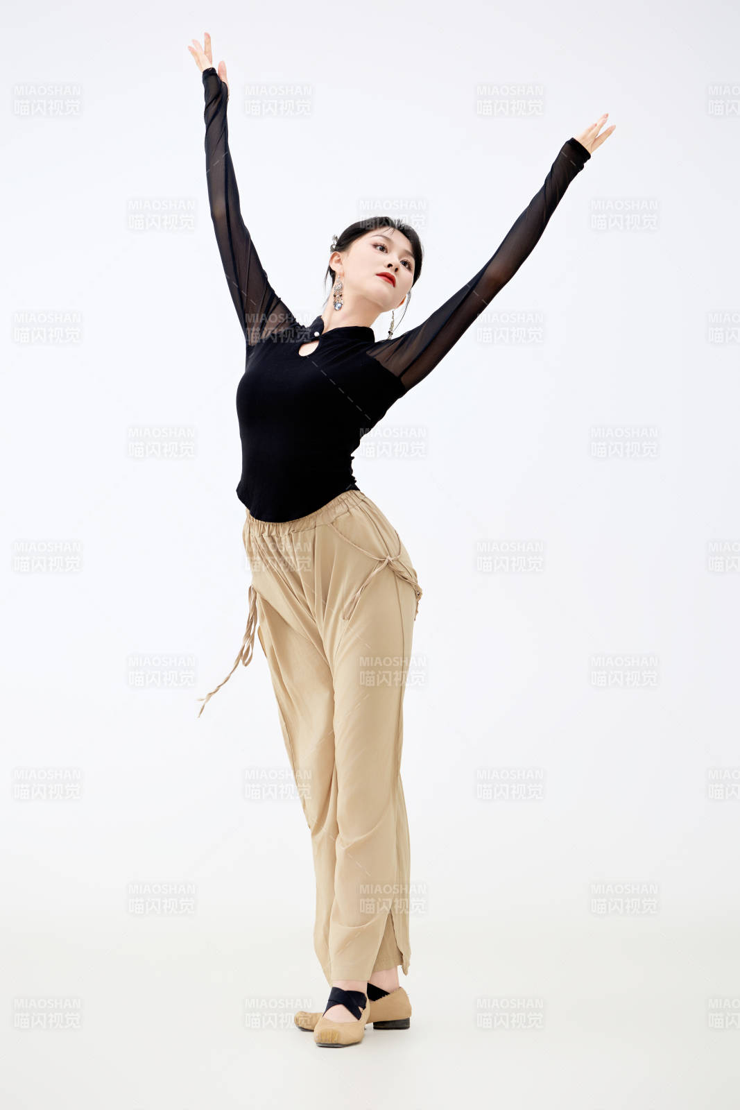 白色背景下表演中国古典舞的魅力舞者