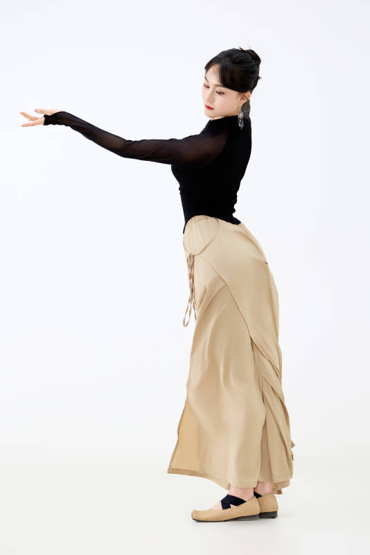 白色背景下表演中国古典舞的魅力舞者