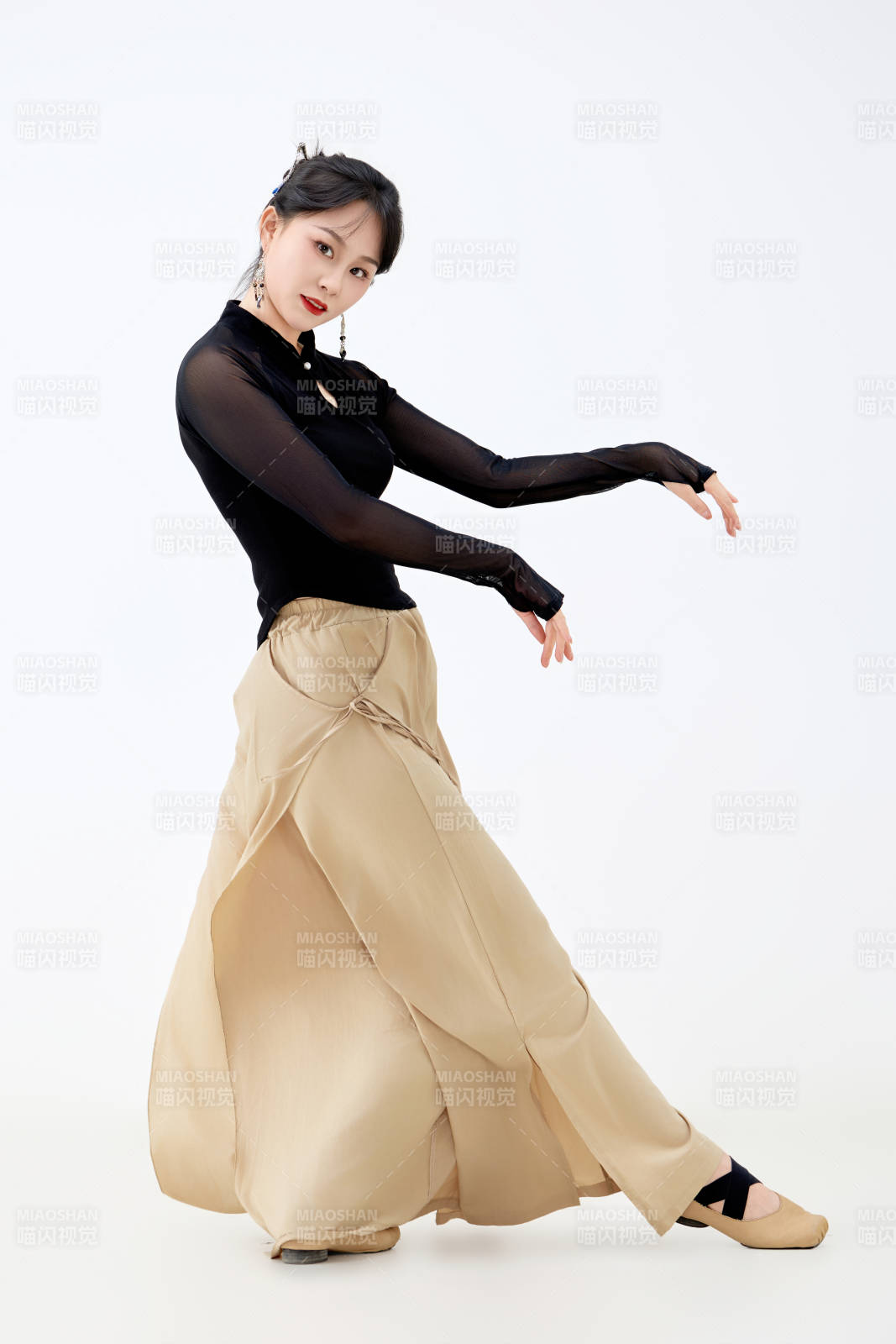 白色背景下表演中国古典舞的魅力舞者