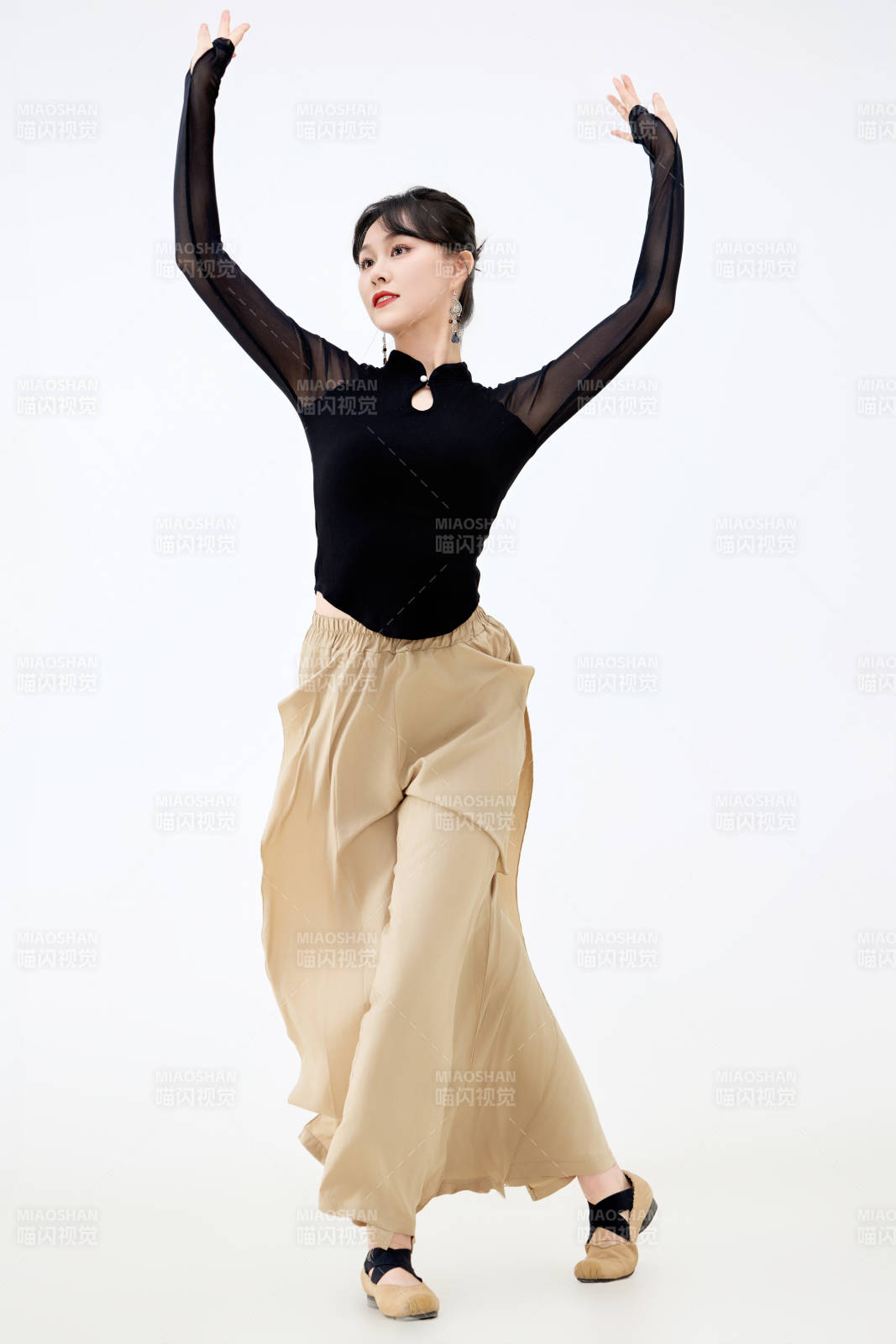 白色背景下表演中国古典舞的魅力舞者