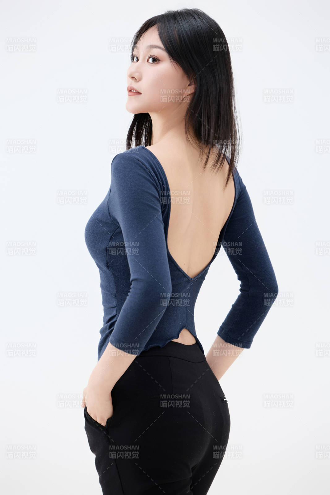 白背景穿着休闲服装的亚洲健康年轻女性形象