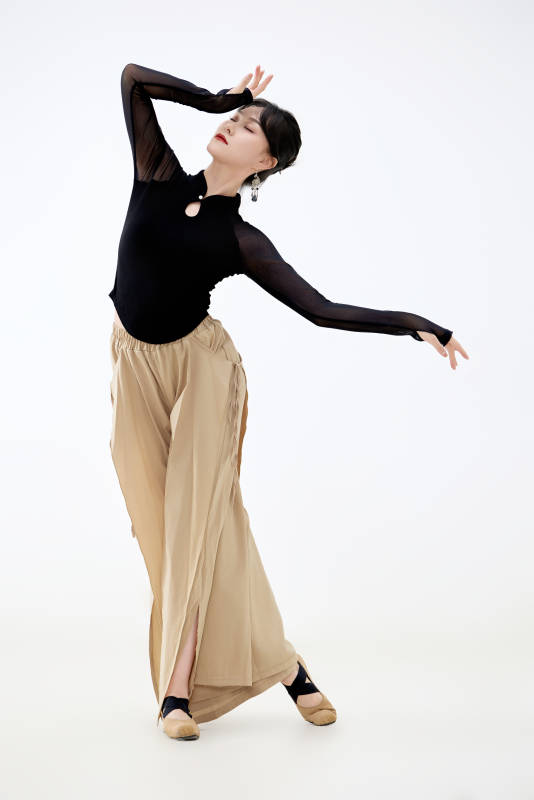 白色背景下表演中国古典舞的魅力舞者