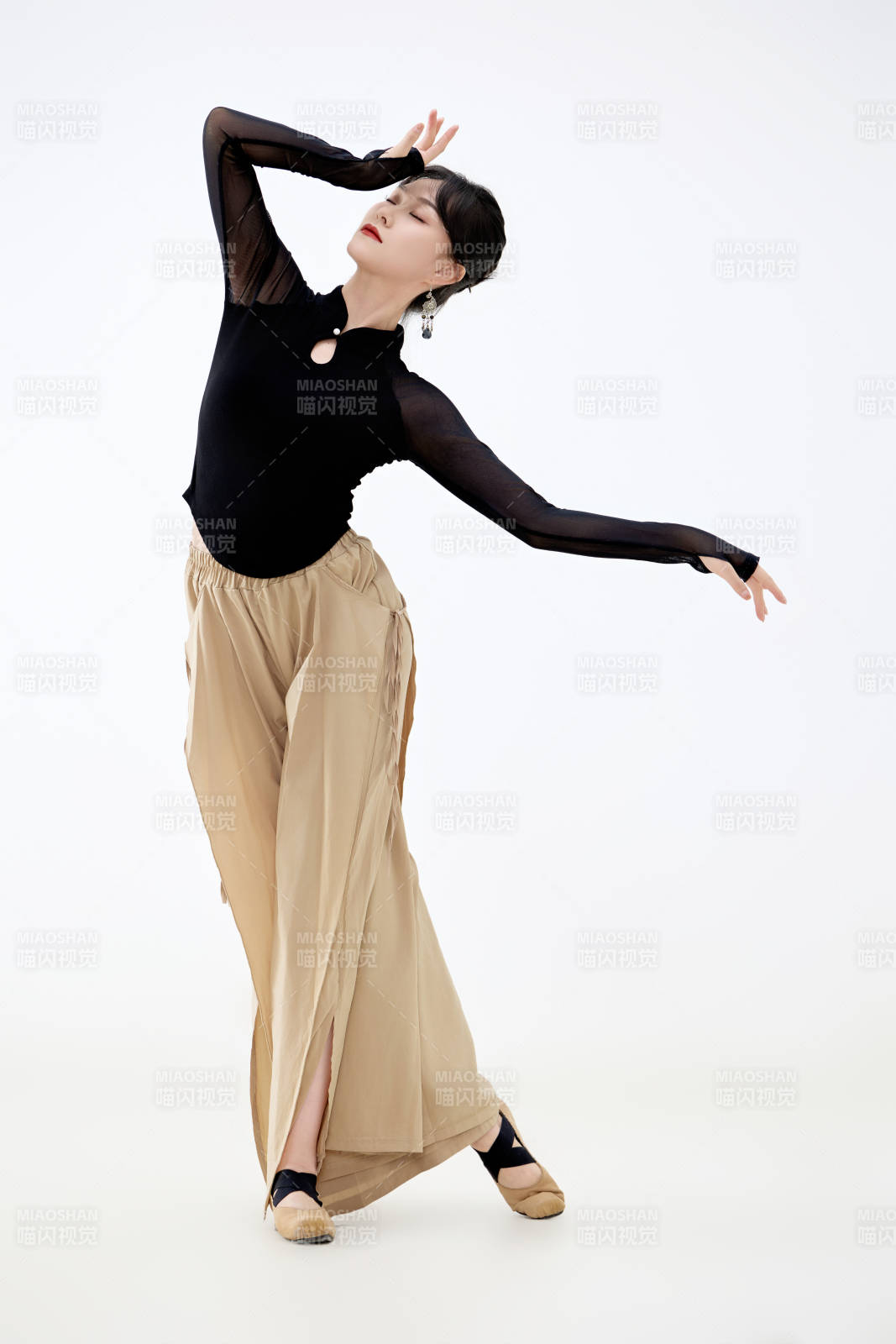 白色背景下表演中国古典舞的魅力舞者