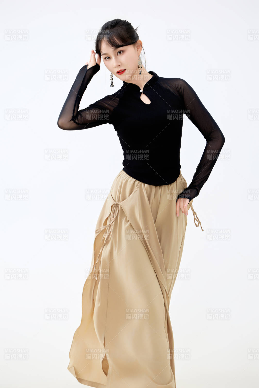 白色背景下表演中国古典舞的魅力舞者