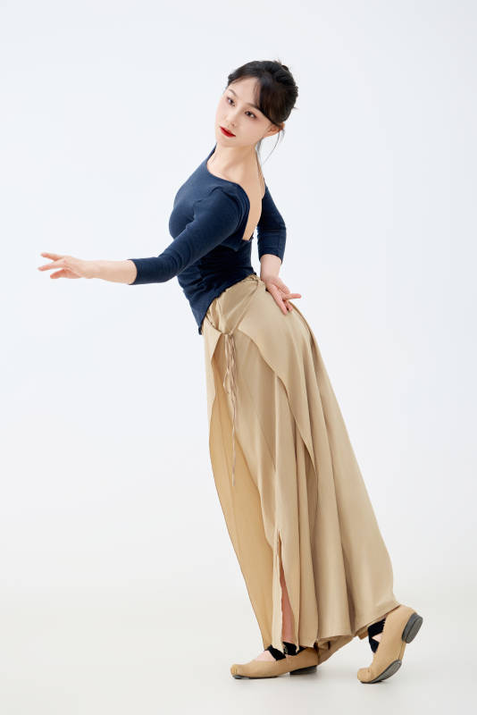 白色背景下表演中国古典舞的魅力舞者