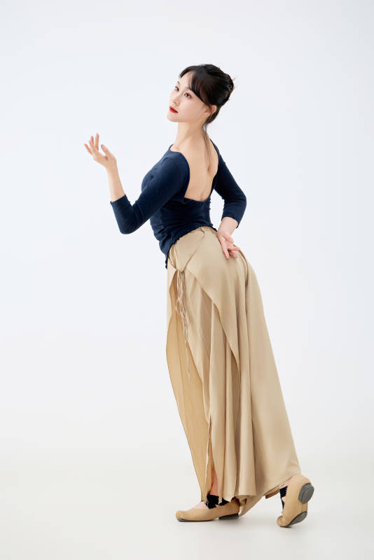 白色背景下表演中国古典舞的魅力舞者