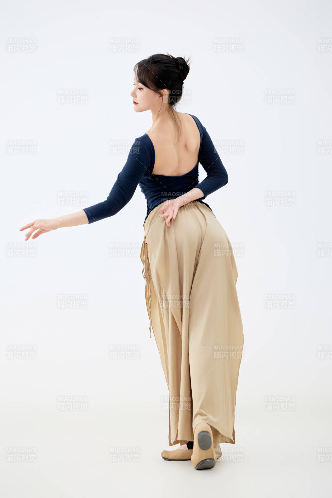 白色背景下表演中国古典舞的魅力舞者