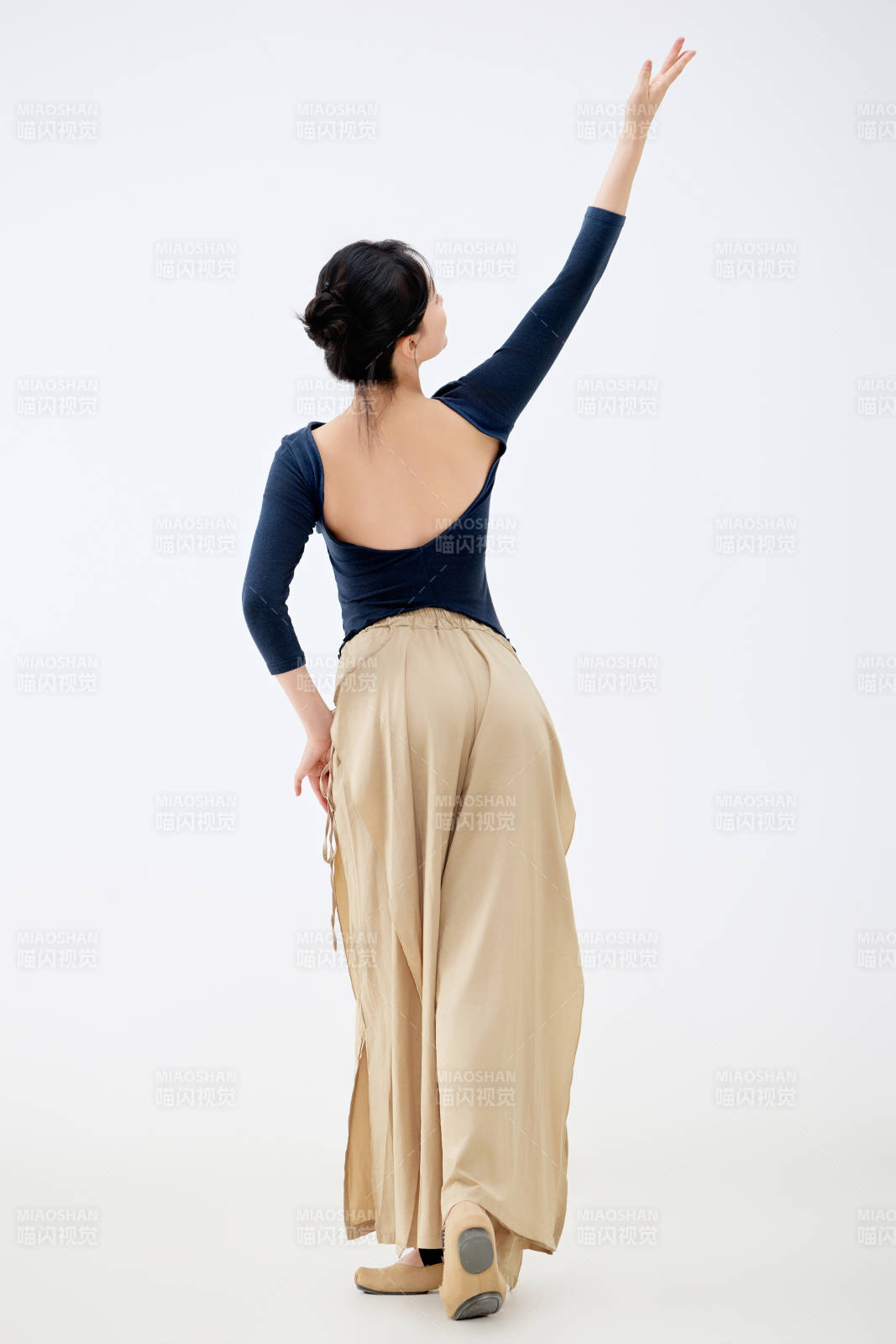 白色背景下表演中国古典舞的魅力舞者