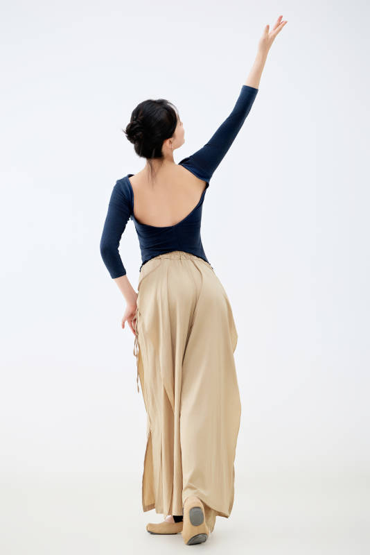 白色背景下表演中国古典舞的魅力舞者