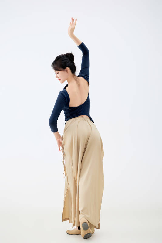 白色背景下表演中国古典舞的魅力舞者