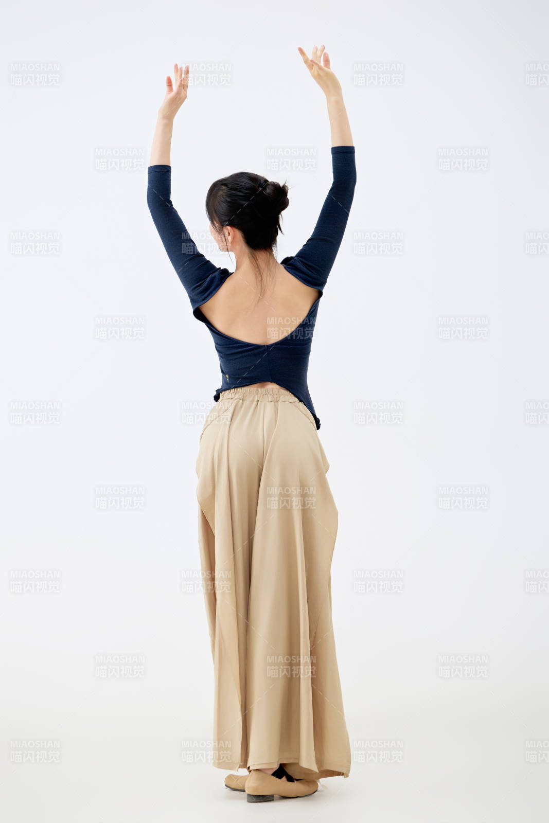 白色背景下表演中国古典舞的魅力舞者