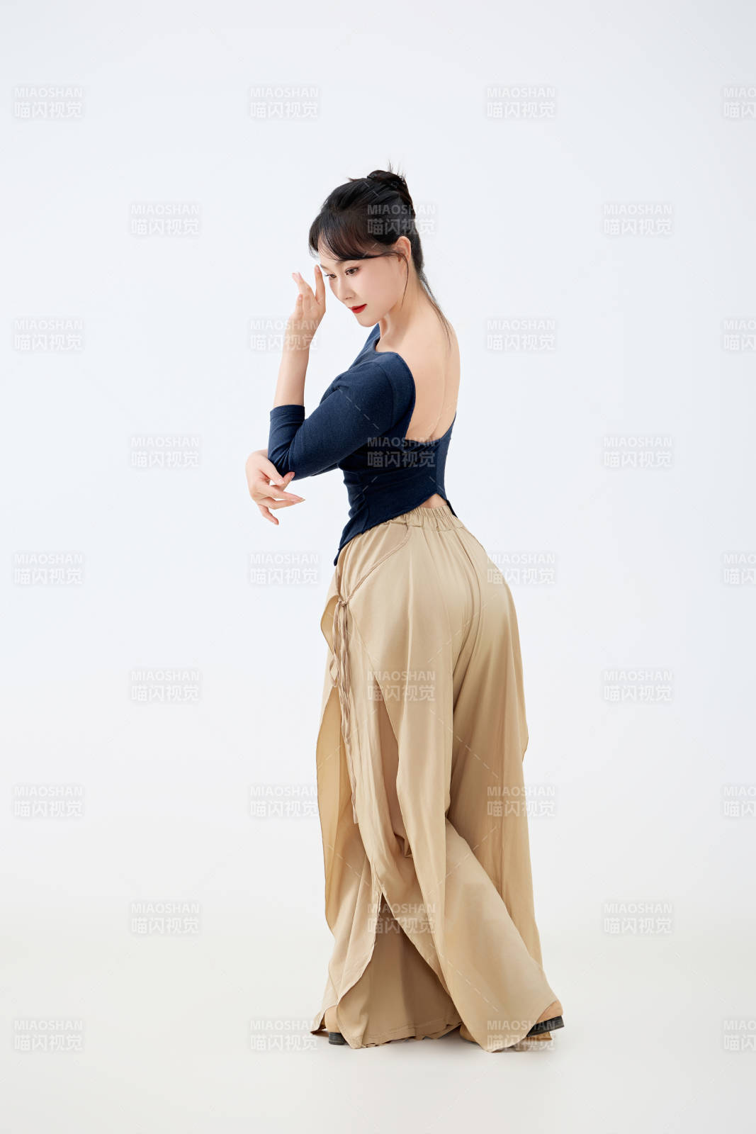 白色背景下表演中国古典舞的魅力舞者