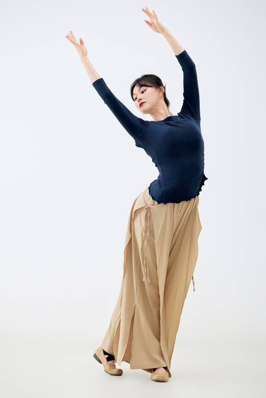 白色背景下表演中国古典舞的魅力舞者