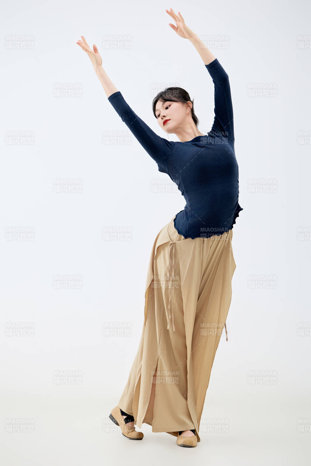 白色背景下表演中国古典舞的魅力舞者