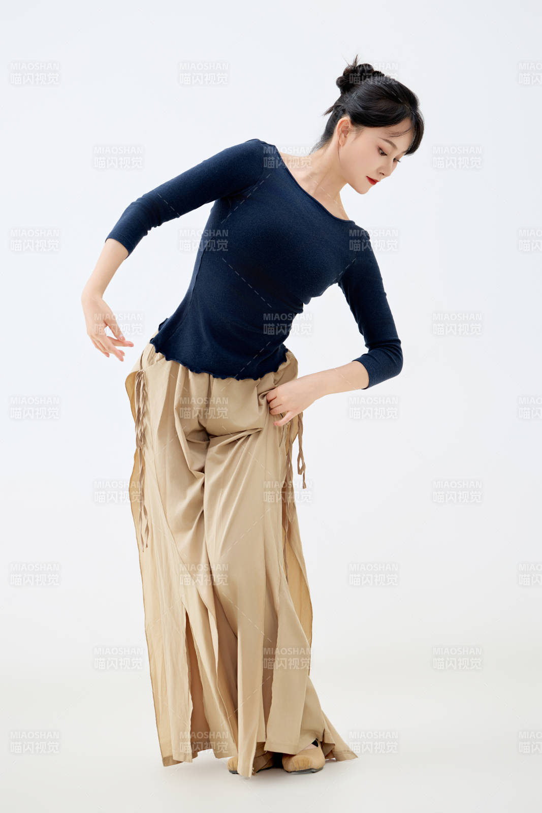 白色背景下表演中国古典舞的魅力舞者