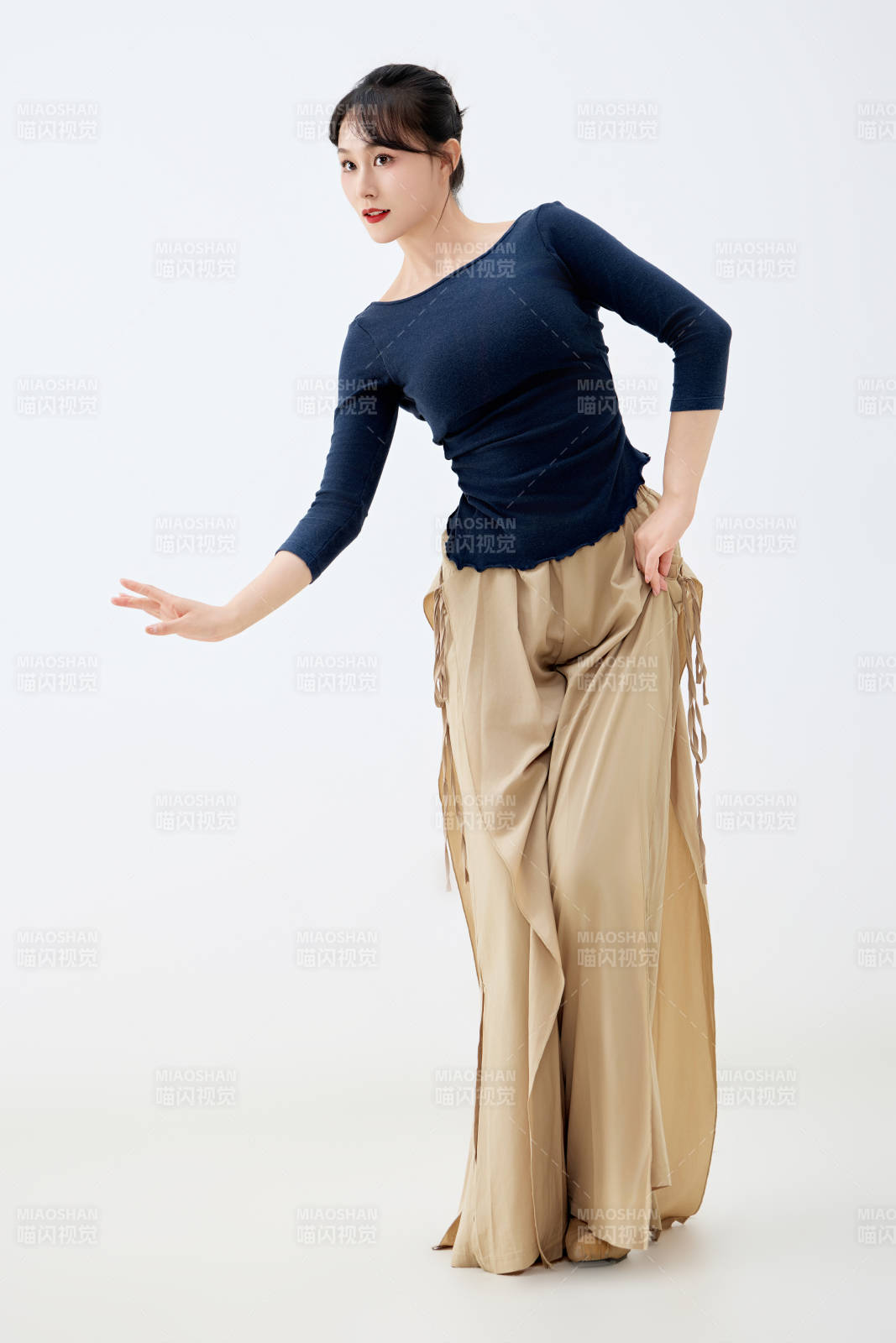 白色背景下表演中国古典舞的魅力舞者
