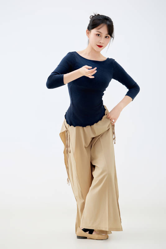 白色背景下表演中国古典舞的魅力舞者