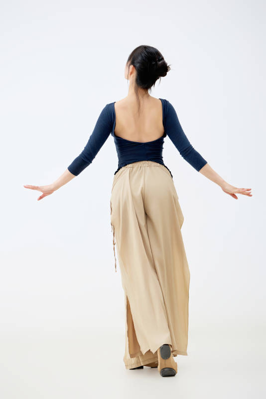 白色背景下表演中国古典舞的魅力舞者