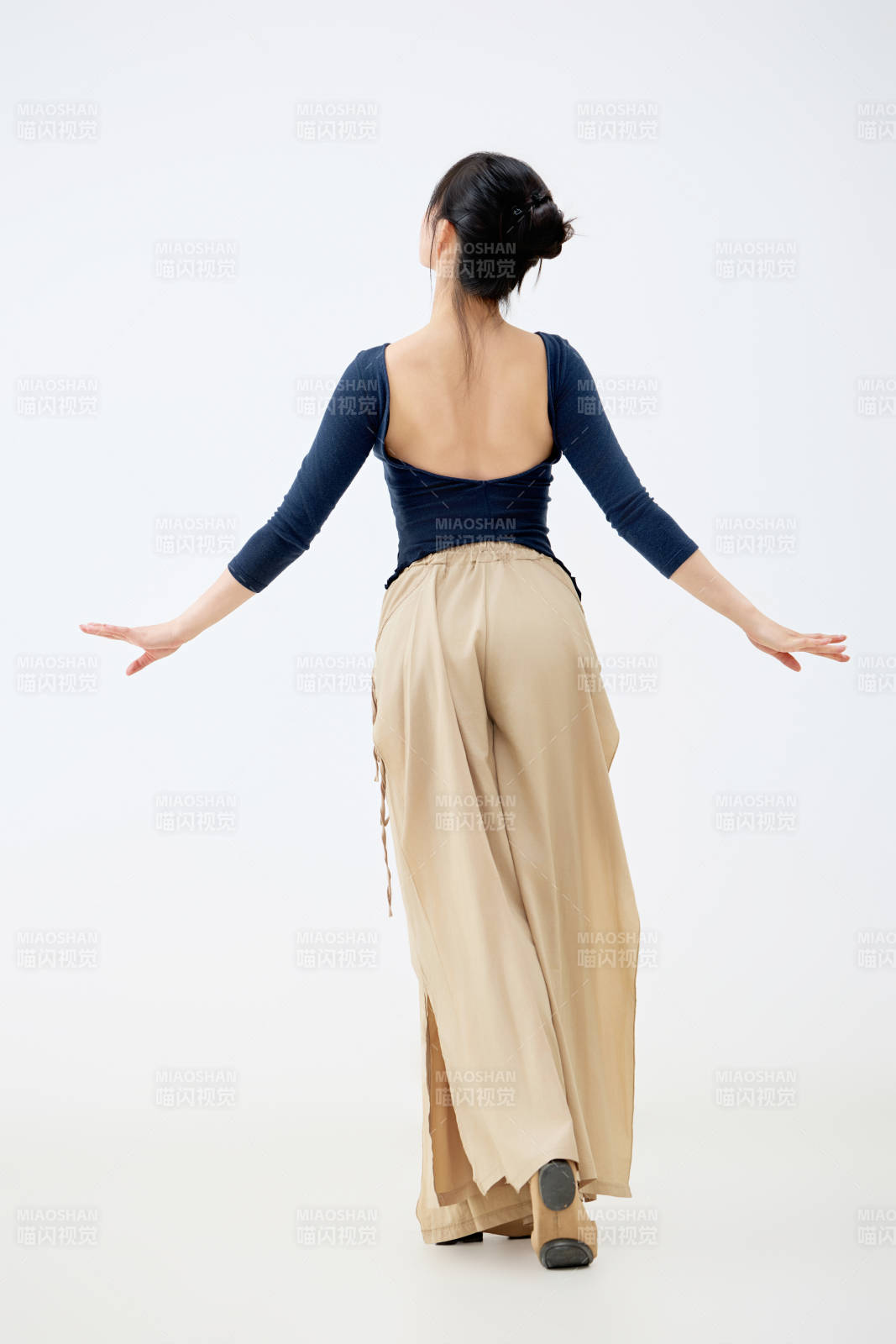 白色背景下表演中国古典舞的魅力舞者