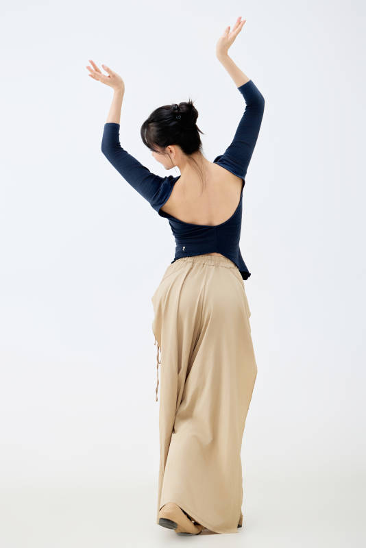 白色背景下表演中国古典舞的魅力舞者