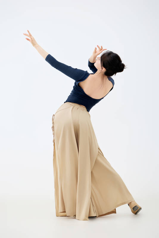 白色背景下表演中国古典舞的魅力舞者