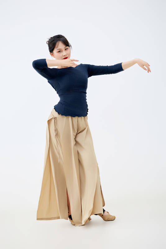 白色背景下表演中国古典舞的魅力舞者