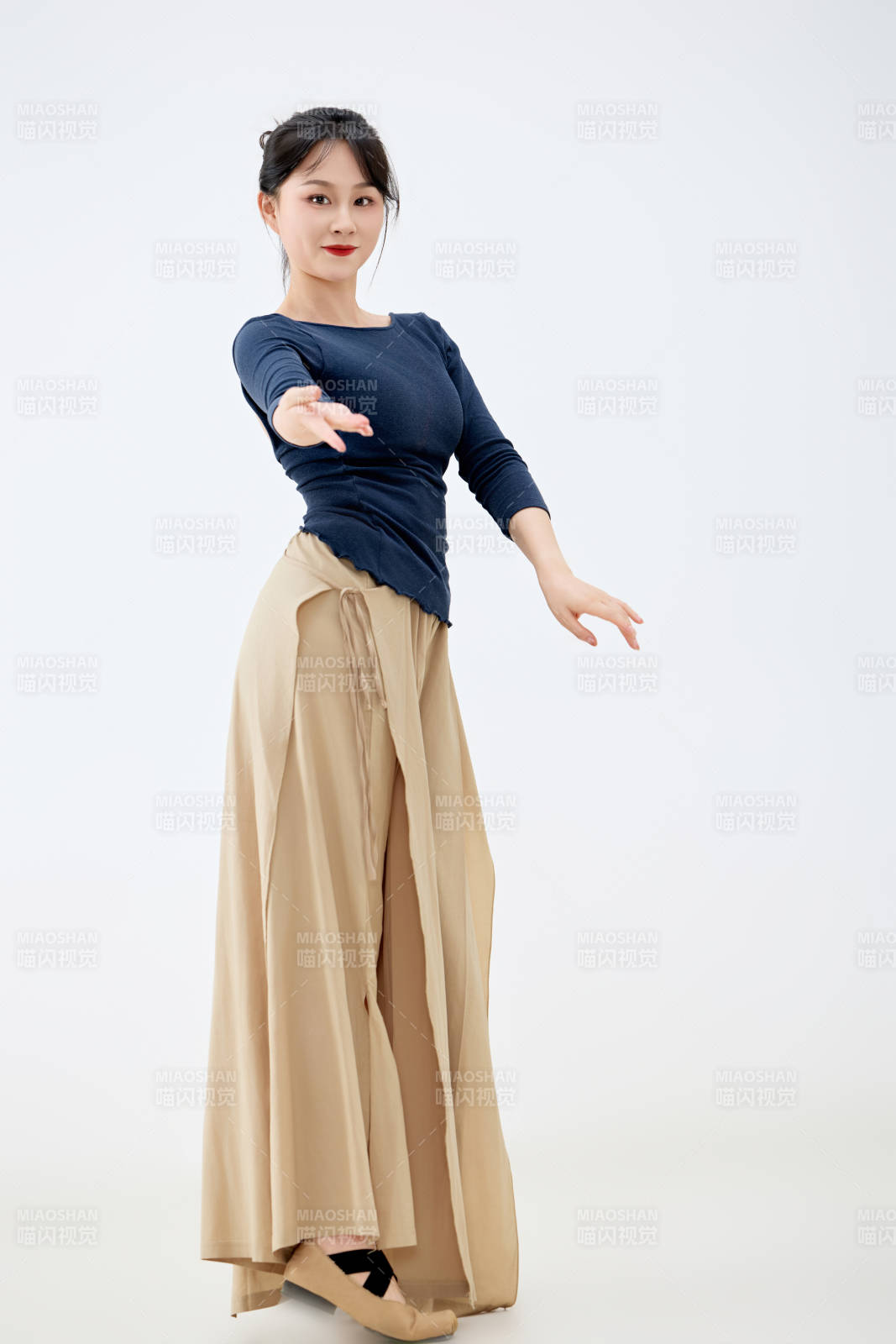 白色背景下表演中国古典舞的魅力舞者