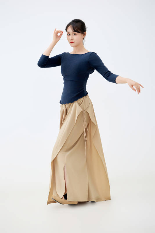 白色背景下表演中国古典舞的魅力舞者