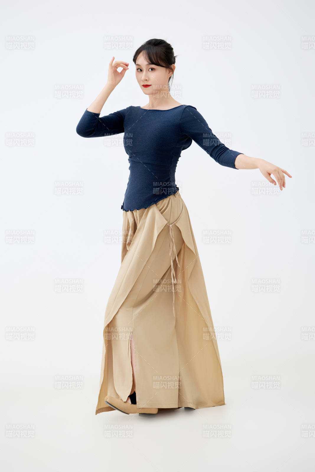 白色背景下表演中国古典舞的魅力舞者