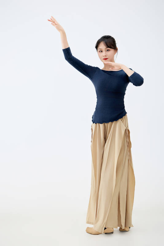 白色背景下表演中国古典舞的魅力舞者