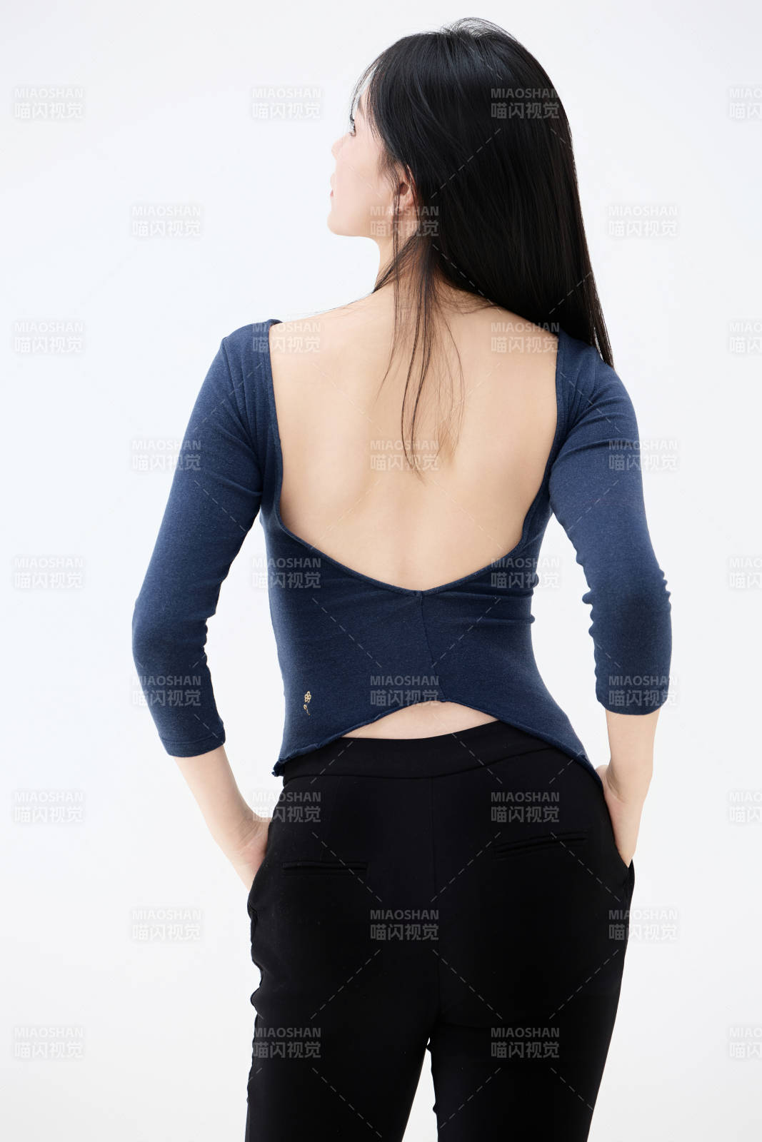 白背景穿着休闲服装的亚洲健康年轻女性形象