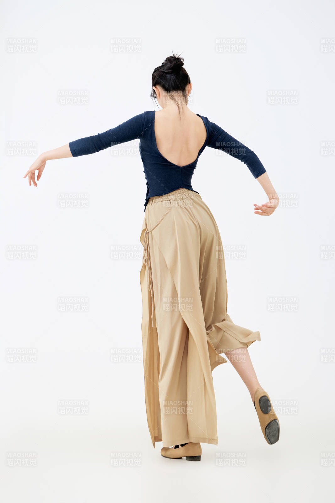 白色背景下表演中国古典舞的魅力舞者