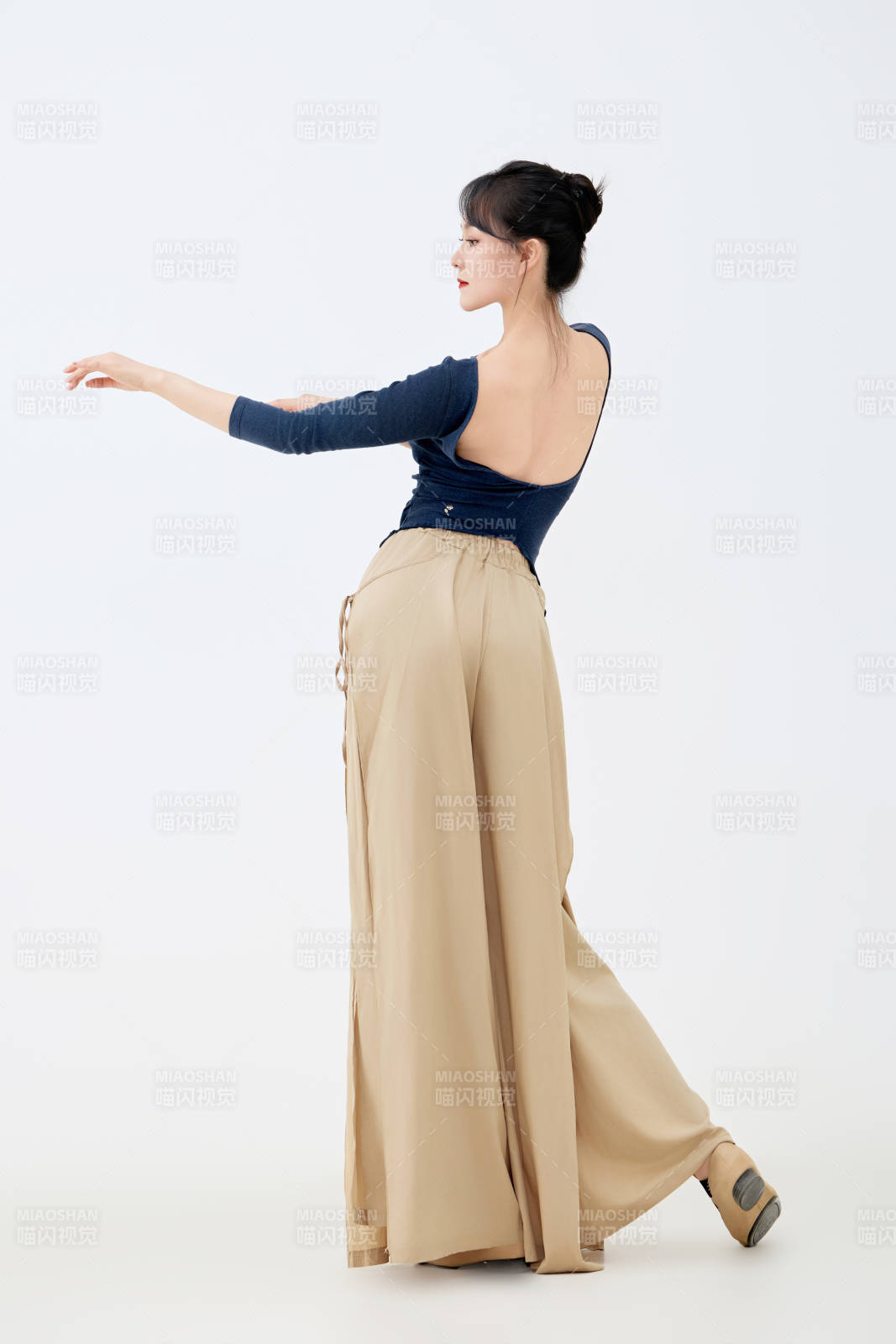 白色背景下表演中國古典舞的魅力舞者