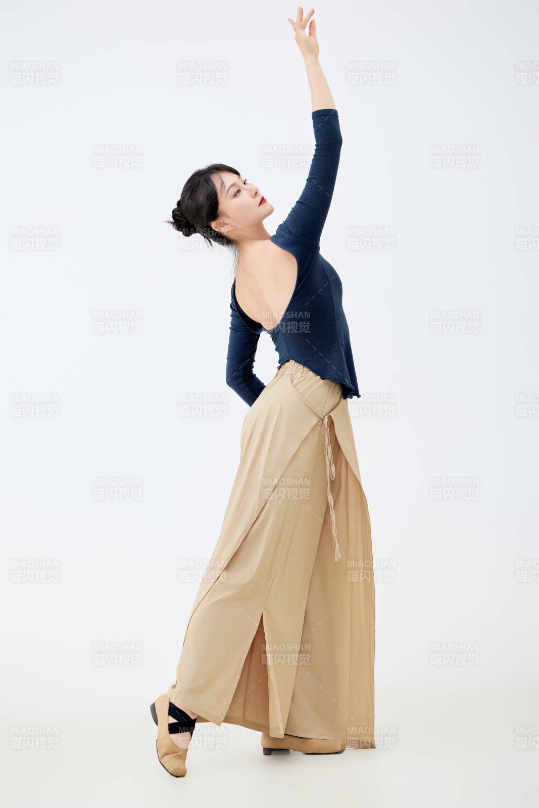 白色背景下表演中国古典舞的魅力舞者