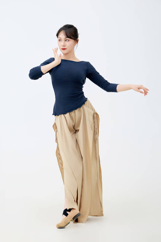 白色背景下表演中国古典舞的魅力舞者