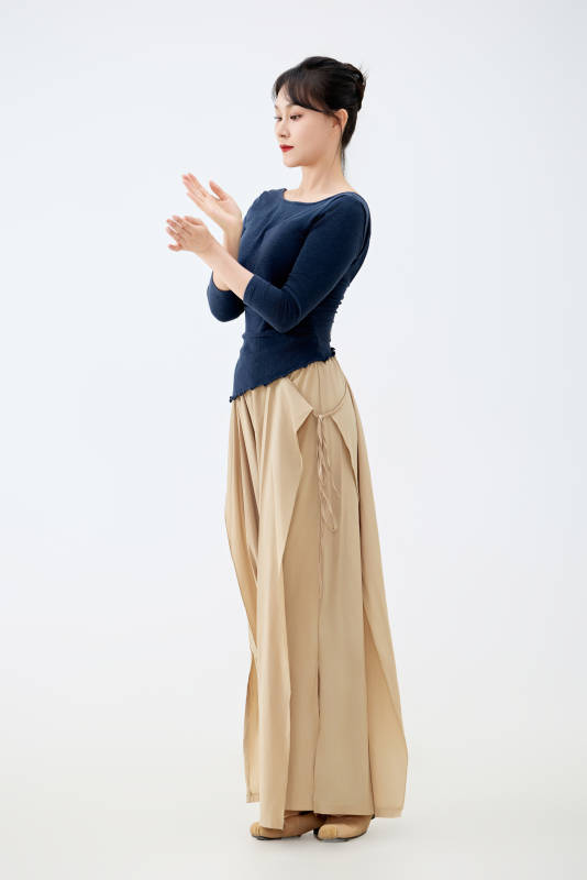 白色背景下表演中国古典舞的魅力舞者