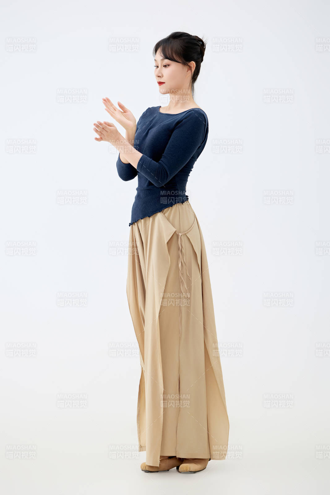 白色背景下表演中国古典舞的魅力舞者