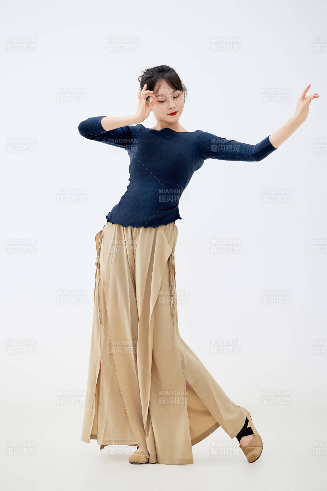 白色背景下表演中国古典舞的魅力舞者