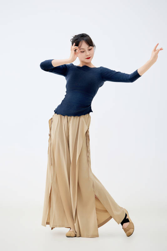 白色背景下表演中国古典舞的魅力舞者