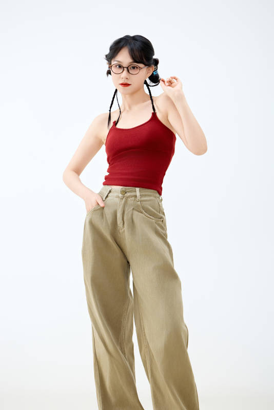 影棚拍摄穿着青春靓丽的亚洲女性夏季形象