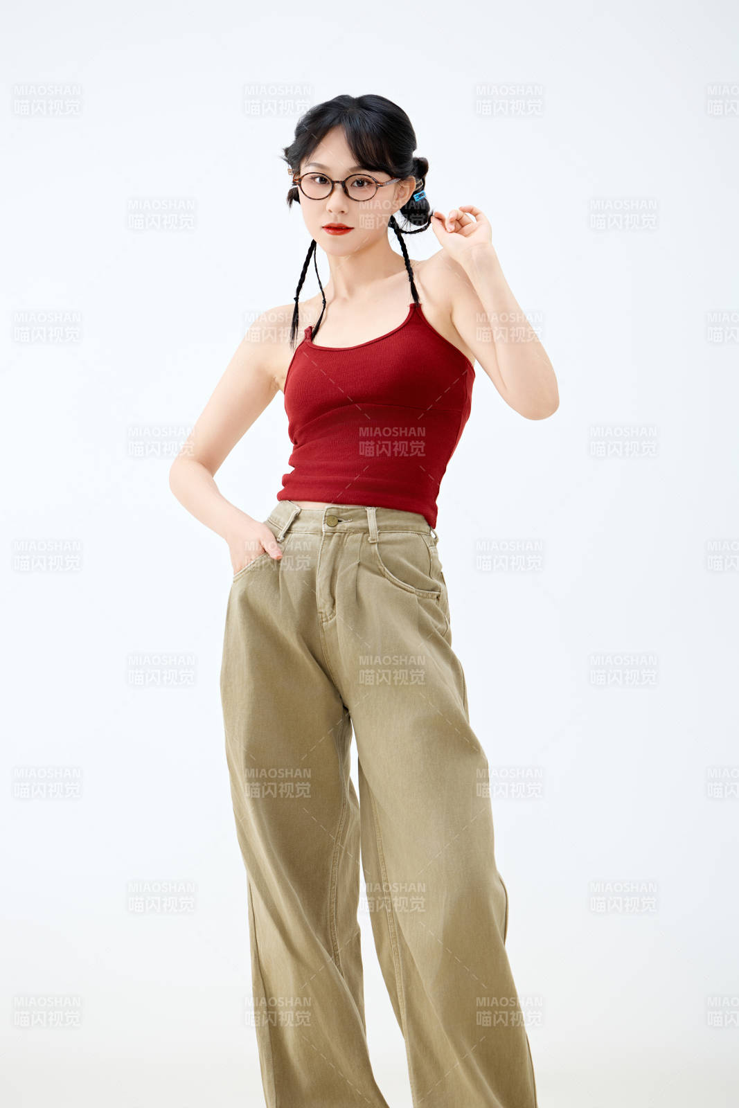 影棚拍摄穿着青春靓丽的亚洲女性夏季形象