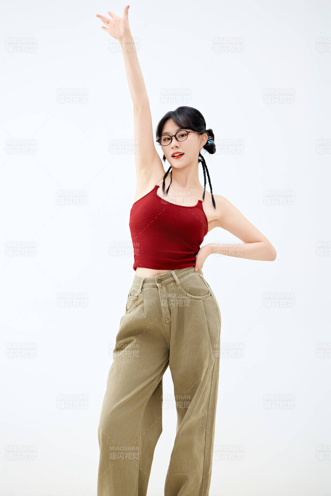 影棚拍摄穿着青春靓丽的亚洲女性夏季形象