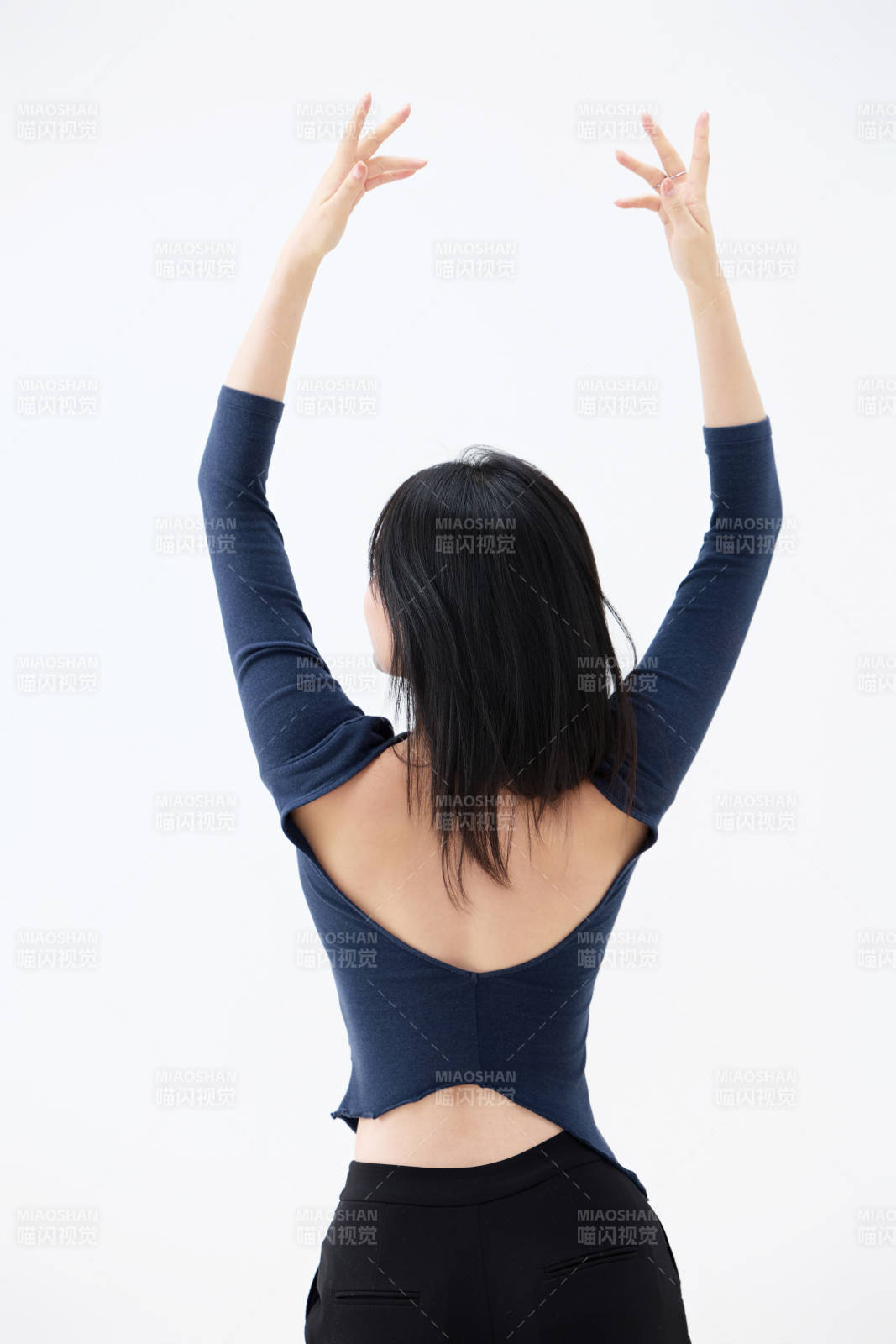 白背景穿着休闲服装的亚洲健康年轻女性形象